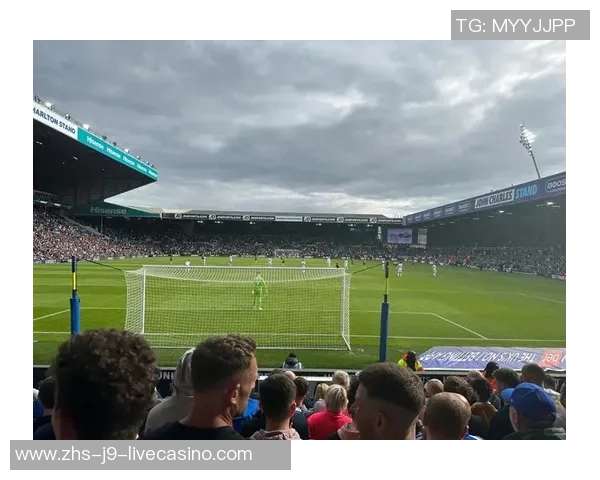 聊足球聊:从绿茵场到球迷心中,探讨足球背后的故事与激情